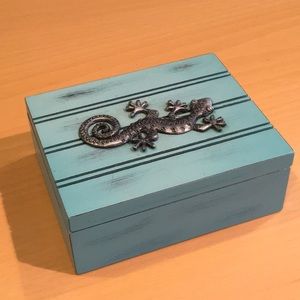 Lidded wooden box with gecko decoration, turquoise